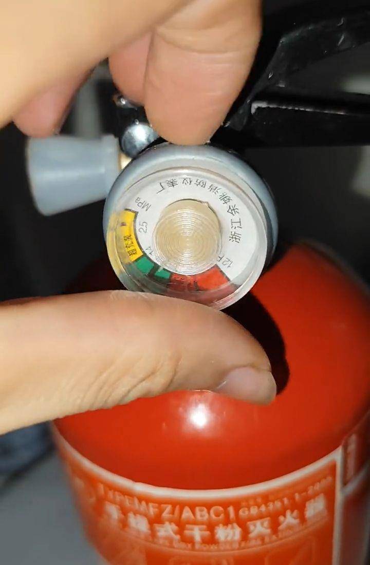 滅火器壓力表成“擺設”？廠家稱有人盜名仿造，市監局將介入調查:壓力表