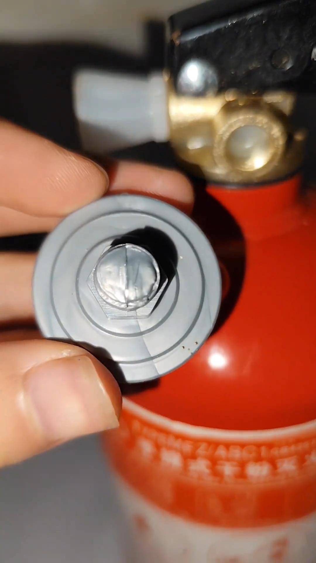 滅火器壓力表成“擺設”？廠家稱有人盜名仿造<strong></p>
<p>壓力表</strong>，市監局將介入調查:壓力表